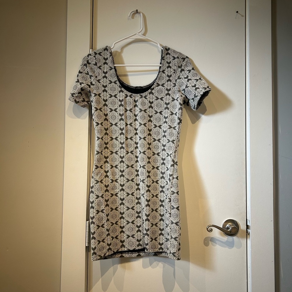 Topshop Black and White Short Sleeve Scoop Neck dress